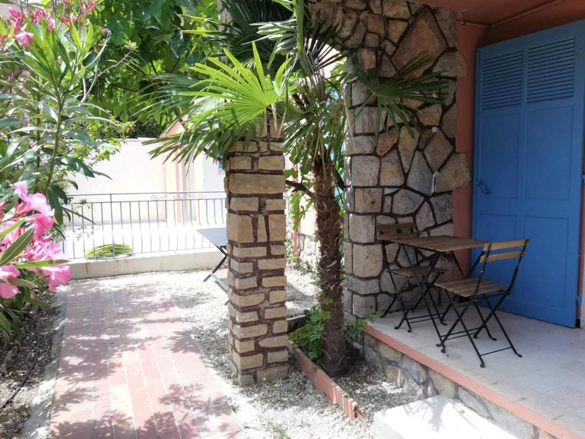 BEAUX APPARTEMENTS 65m2 AVEC ESPACES EXTERIEURS PARKINGS PROCHE PLAGE Hyères Exterior foto