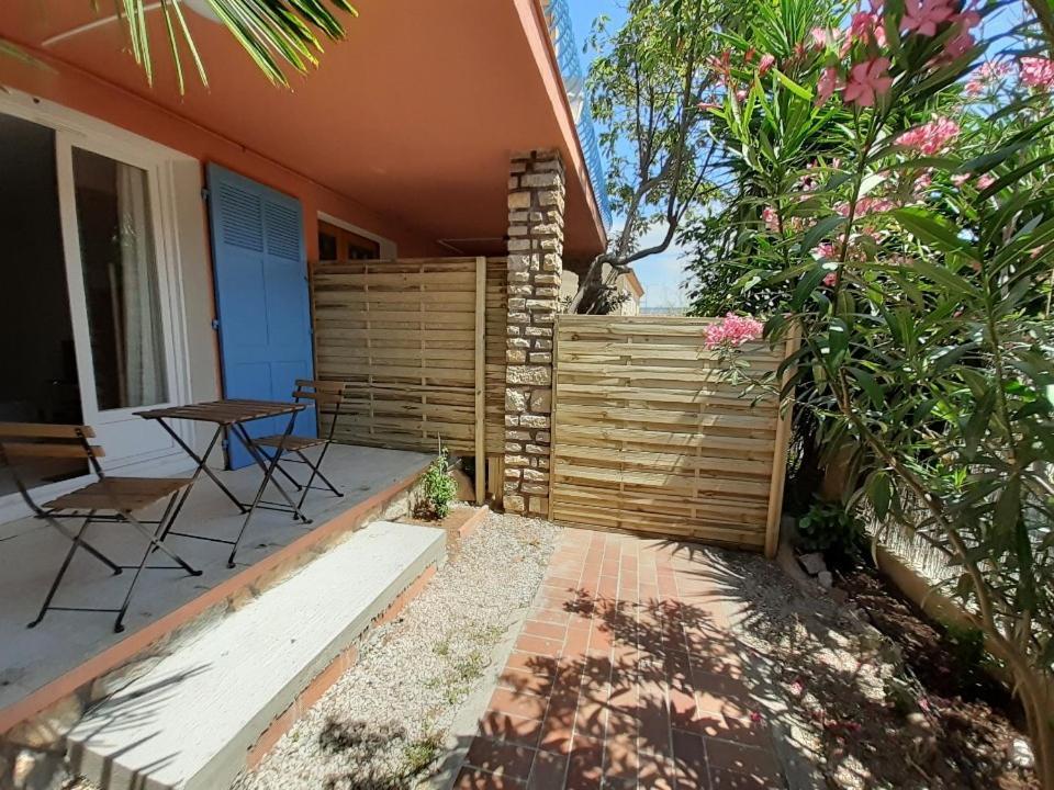 BEAUX APPARTEMENTS 65m2 AVEC ESPACES EXTERIEURS PARKINGS PROCHE PLAGE Hyères Exterior foto
