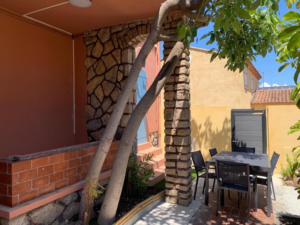 BEAUX APPARTEMENTS 65m2 AVEC ESPACES EXTERIEURS PARKINGS PROCHE PLAGE Hyères Exterior foto